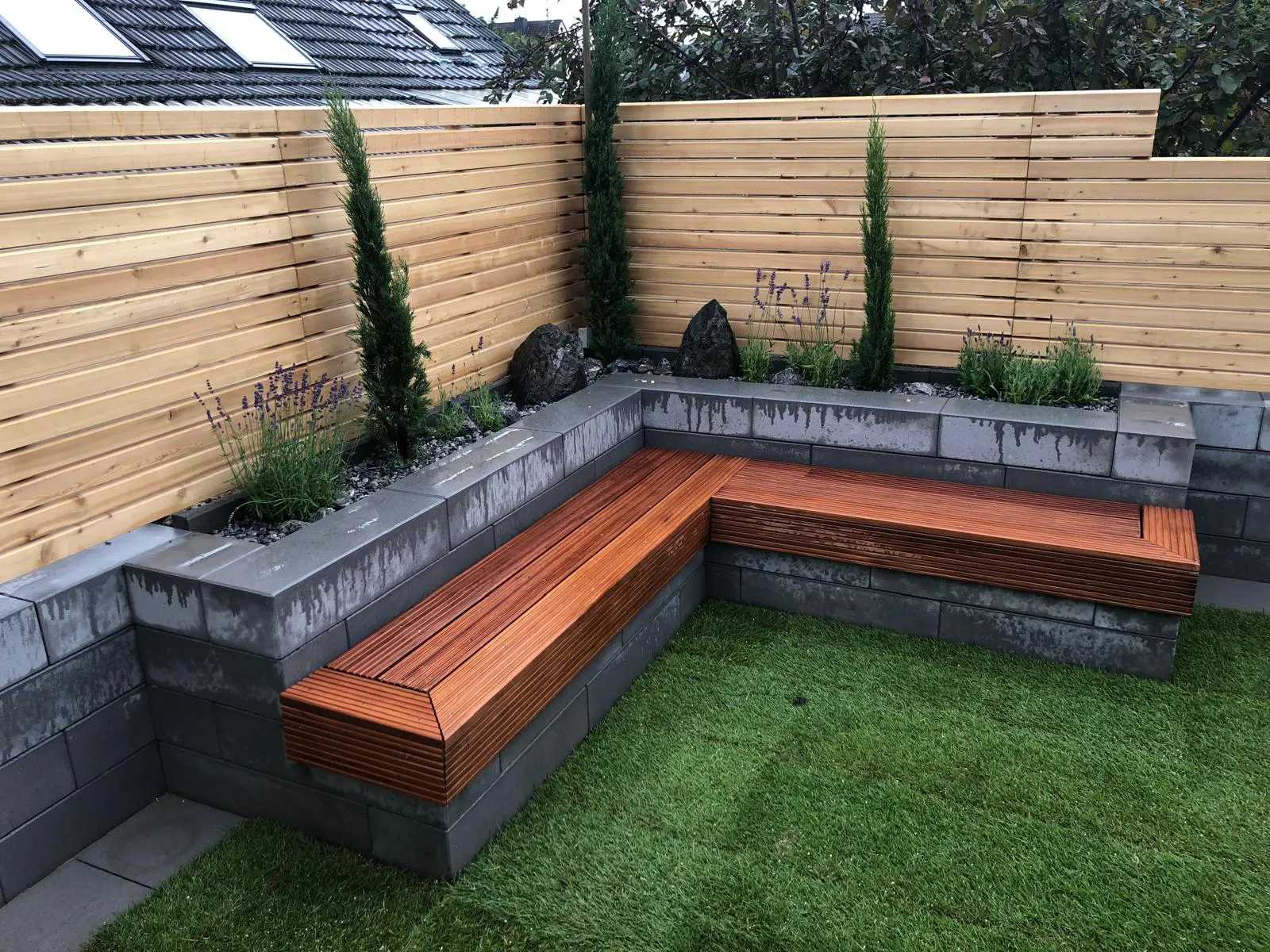 Gartensitzecke an Mauer mit Sichtschutzecke