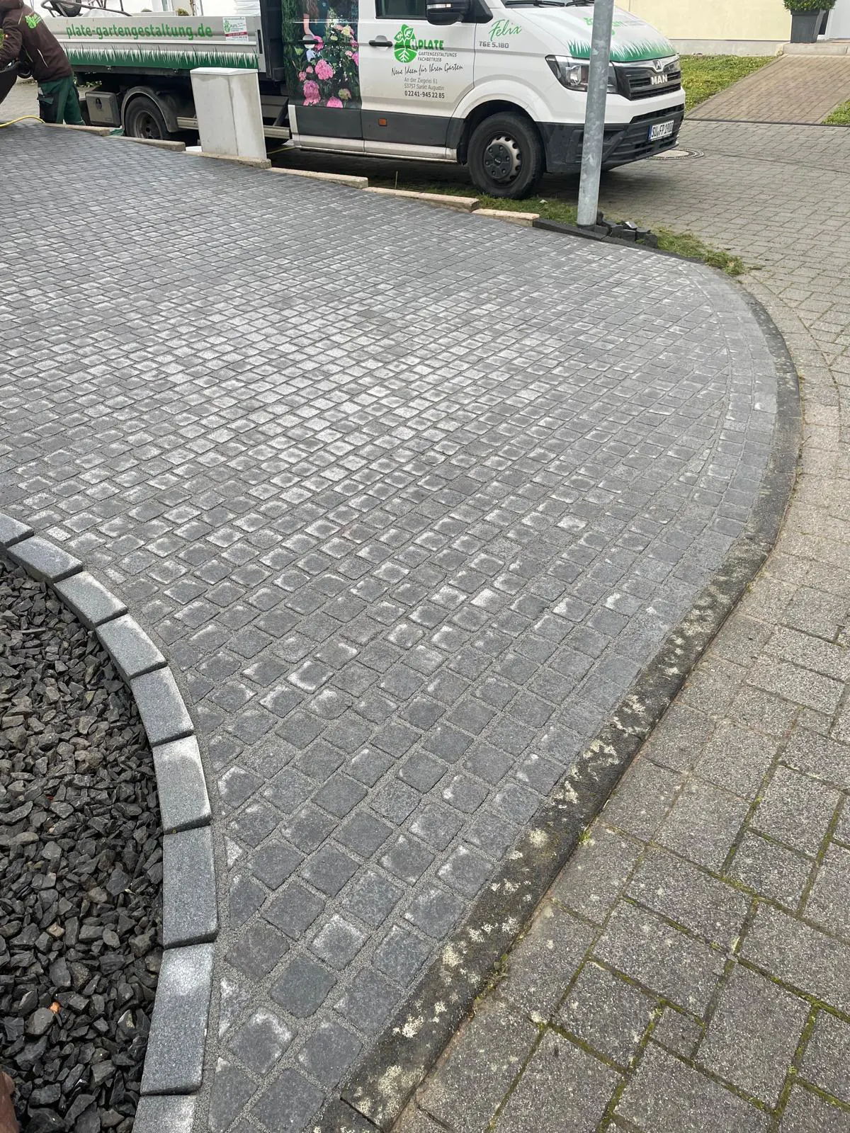 Pflasterung einer Einfahrt durch Plate Gartenbau