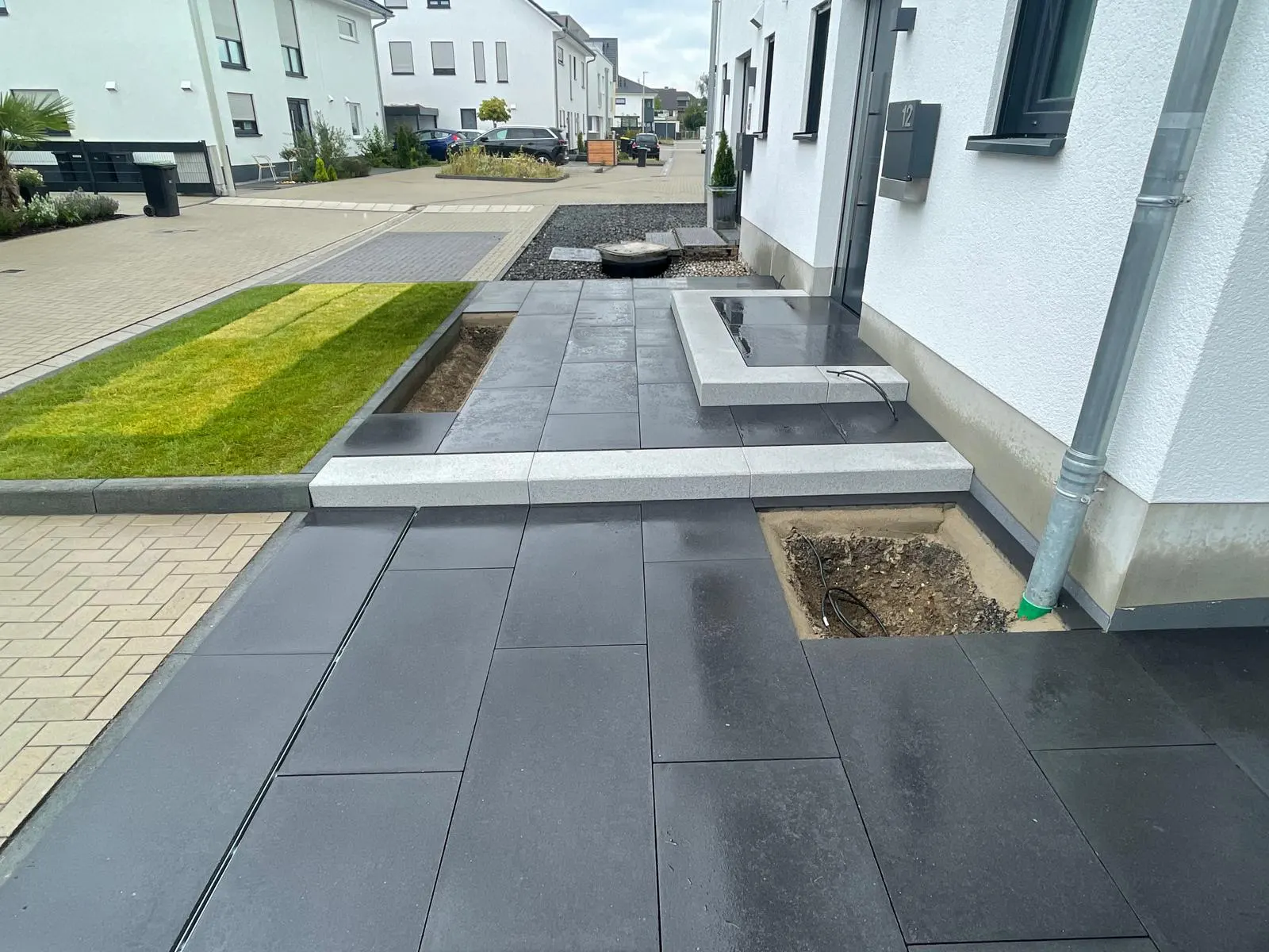 Vorgarten und Hauseingang